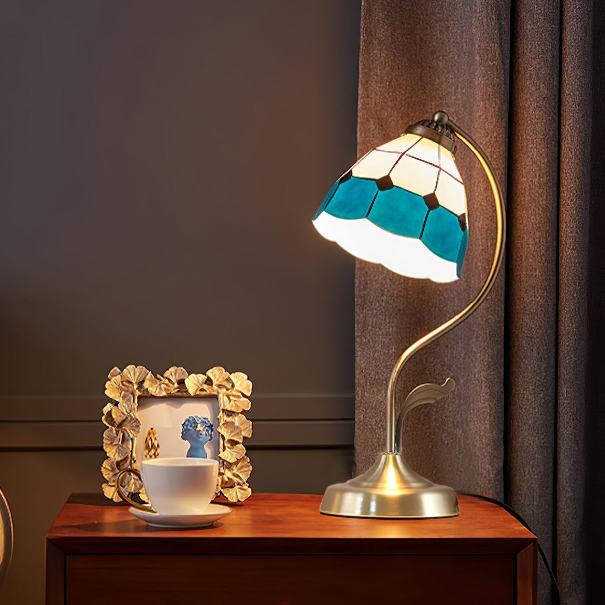 Tiffany Table Lamp White Blue Glass Floral Shade - Product detail 10