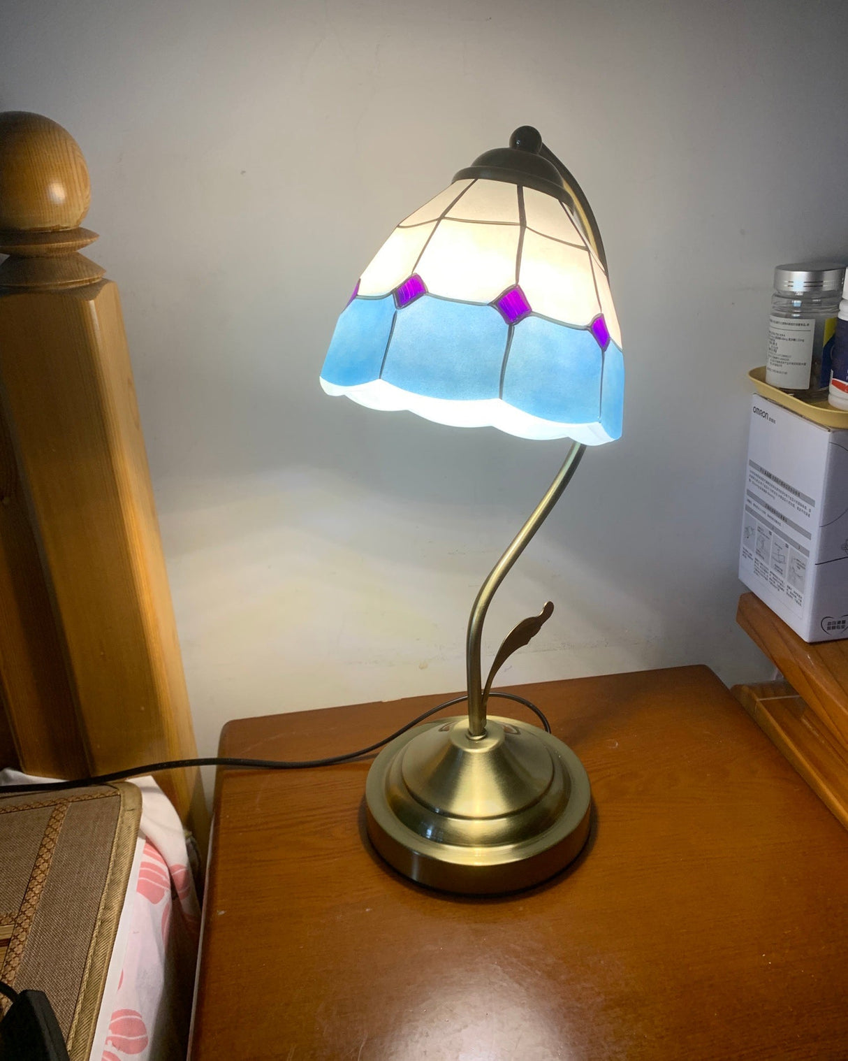 Tiffany Table Lamp White Blue Glass Floral Shade - Product detail 15