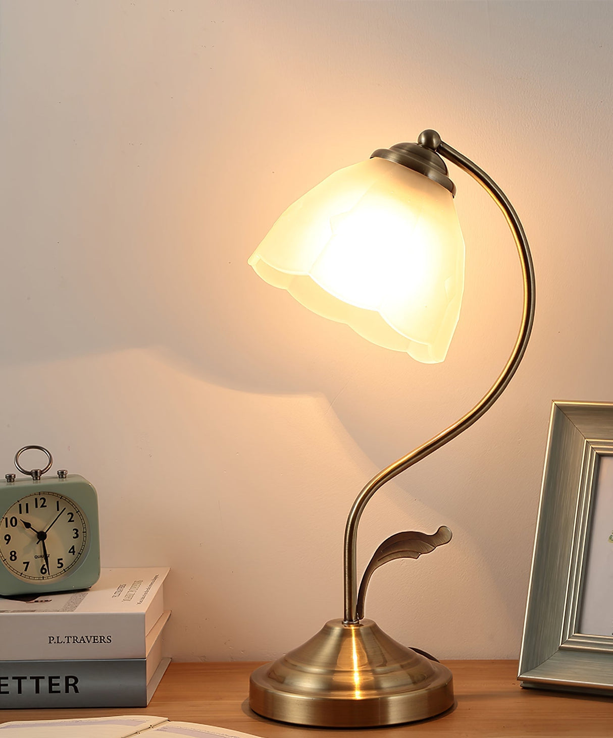 Tiffany Table Lamp White Blue Glass Floral Shade - Product detail 4