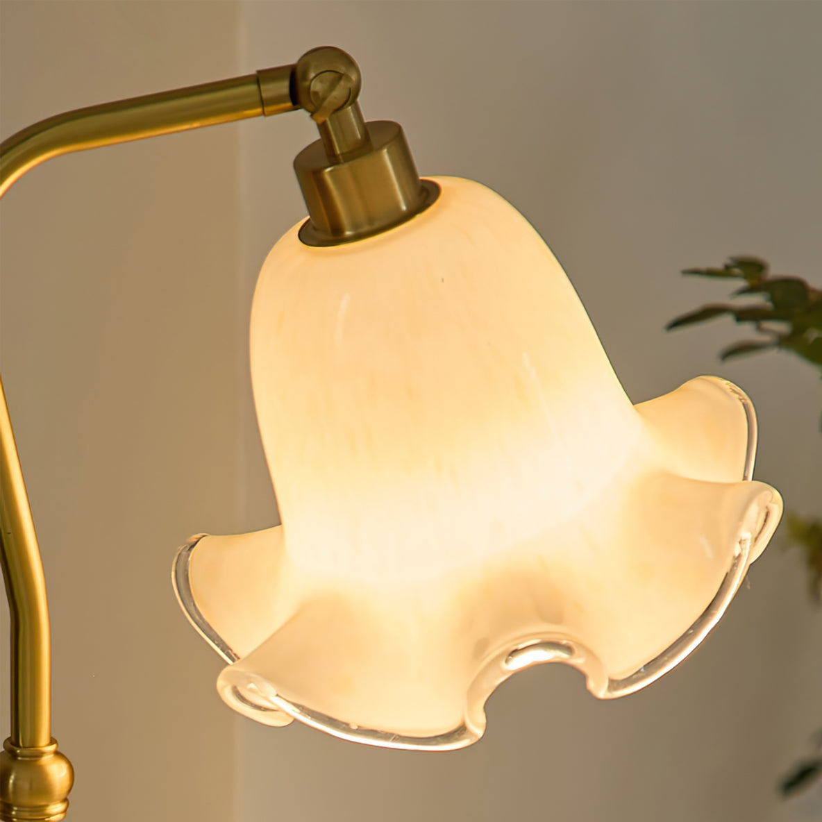 Vintage Table Lamp Brass Base With Glass Floral Shade - Product detail 12