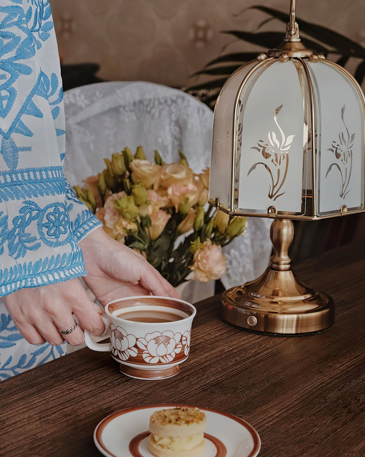 Victorian Table Lamp Glass Dome Orchid Pattern - Product detail 9