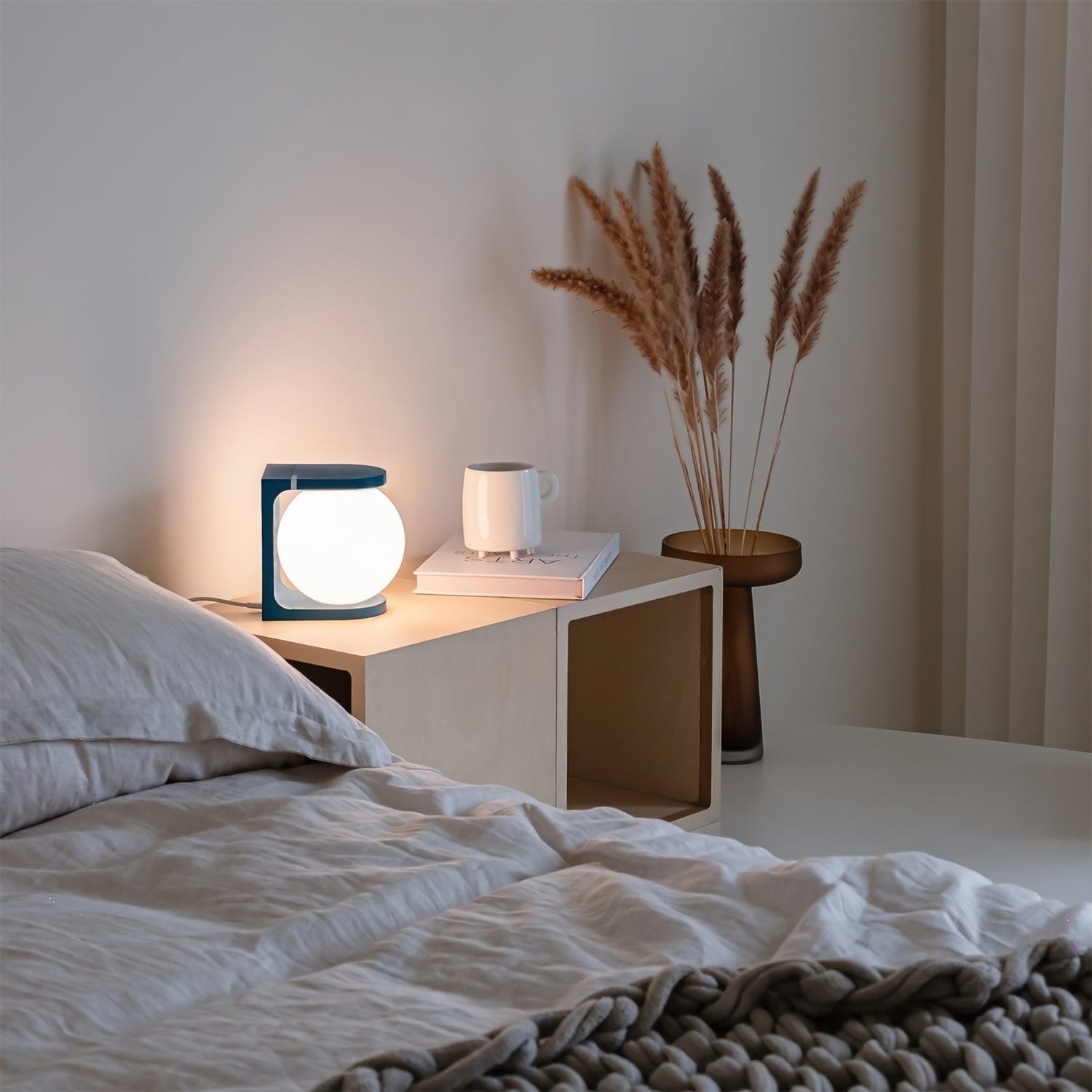 Modern Table Lamp  Wireless Charging Orb Design - Product detail 13