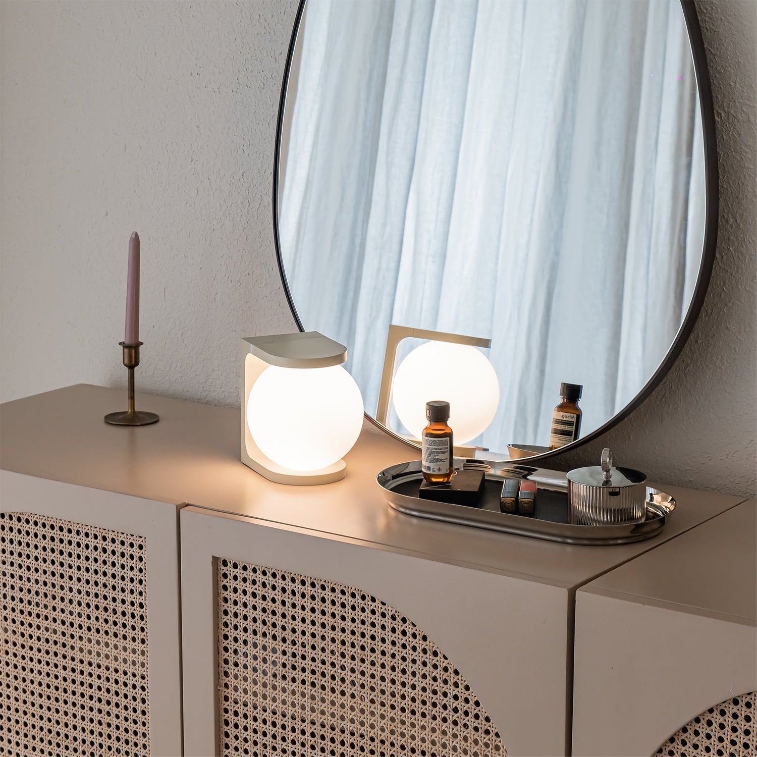 Modern Table Lamp  Wireless Charging Orb Design - Product detail 8
