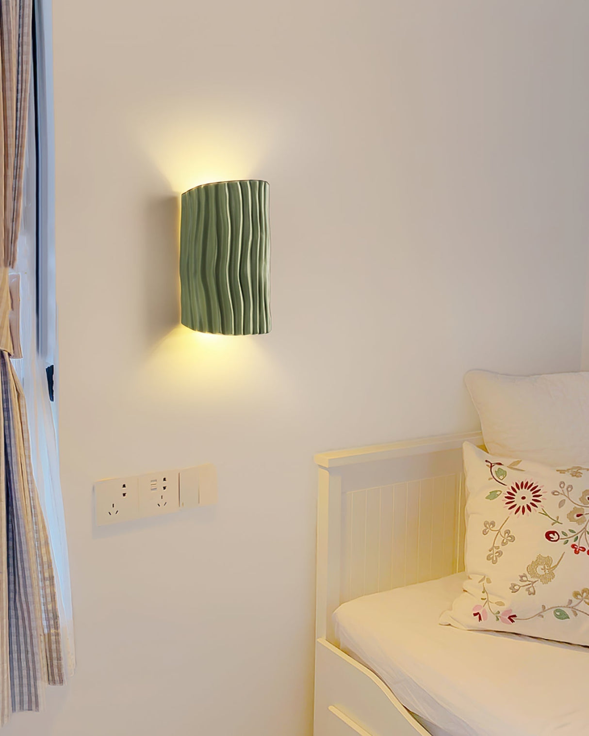 Modern Resin Wall Light Pleated Design with Warm Glow - Product detail 5