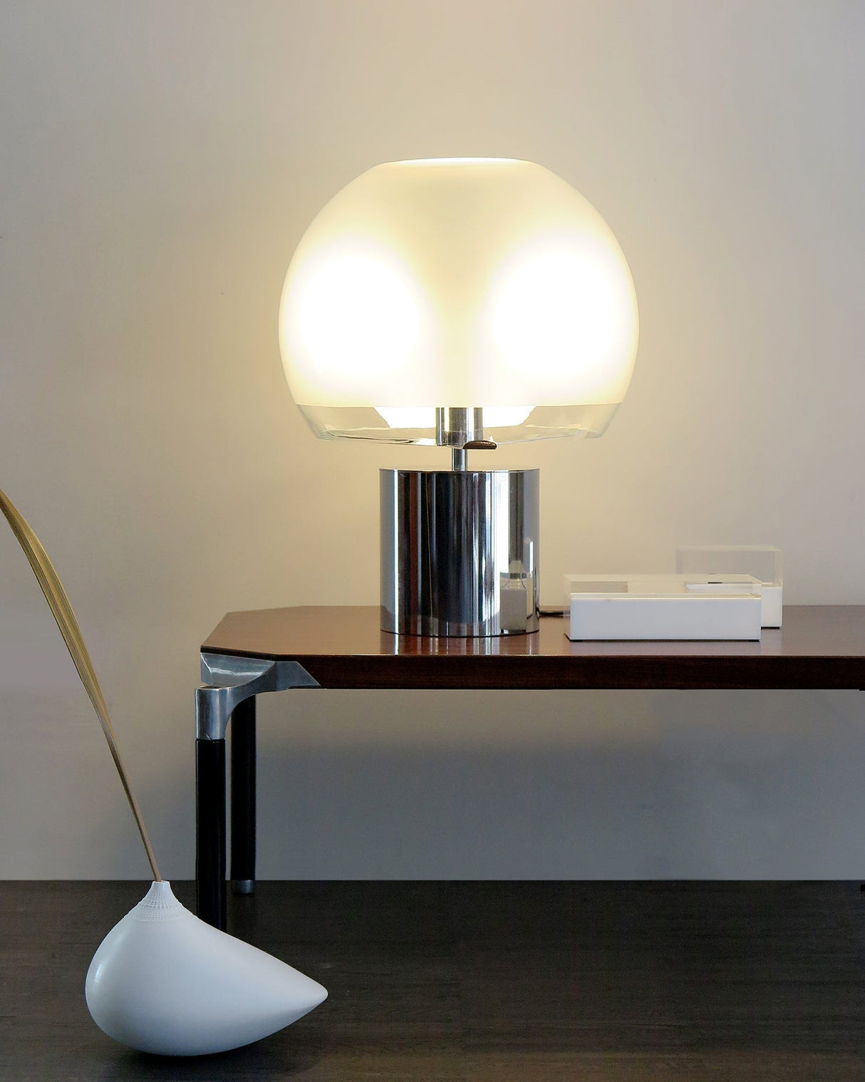 Modern Globe Table Lamp Brass Base Glass Sphere Design - Product detail 7