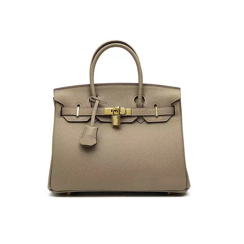Classic Leather Tote Bag Gold Hardware Lock Detail - Product detail 15