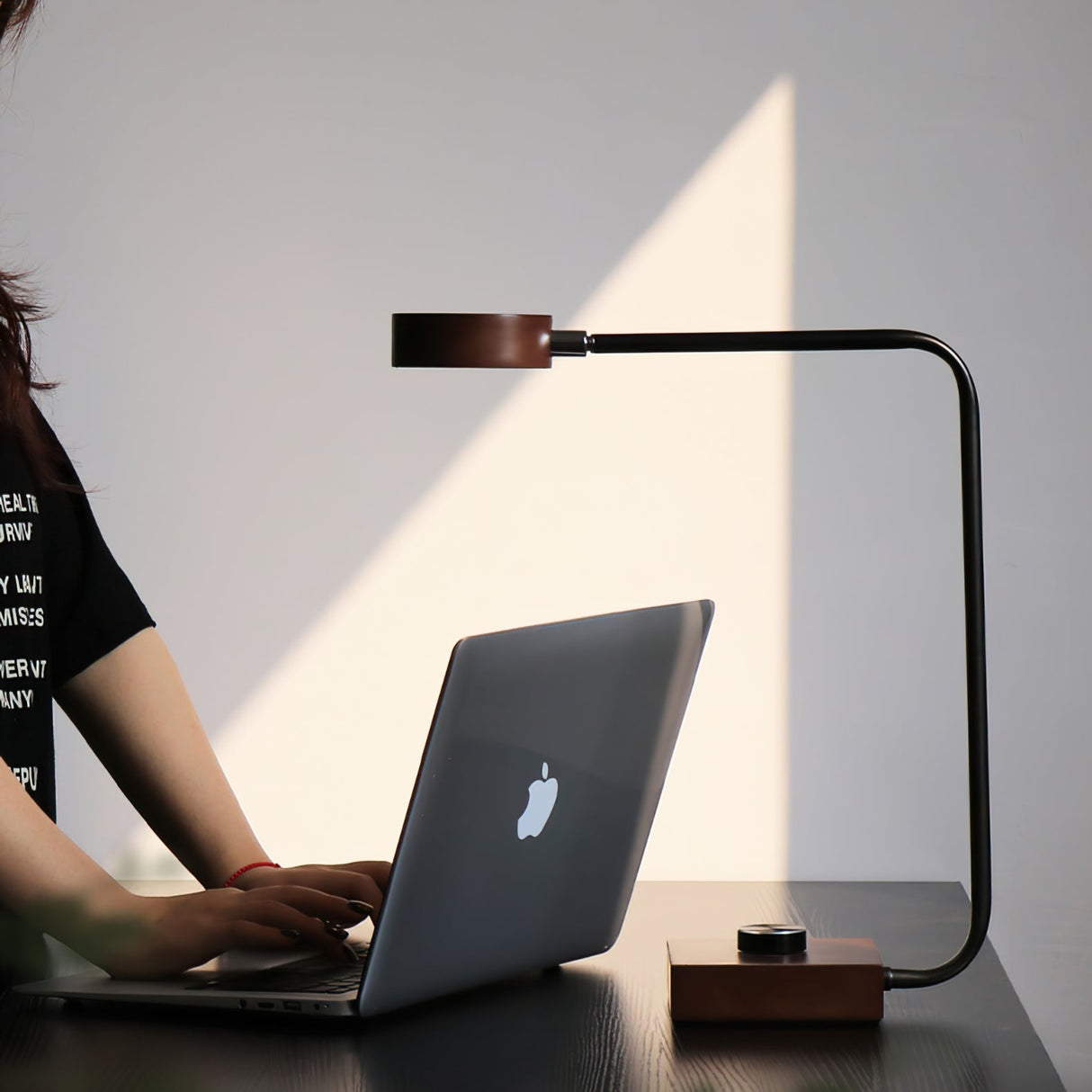Modern Table Lamp Adjustable Metal Design - Product example