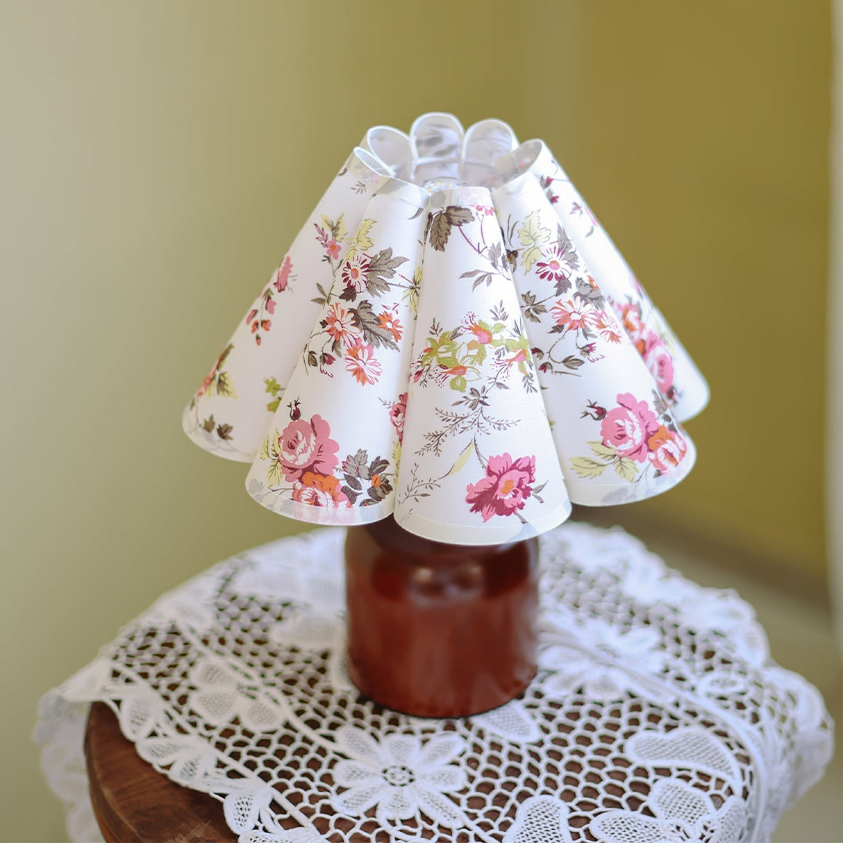 Vintage Table Lamp Floral Fabric Shade With Wooden Base - Product detail 4
