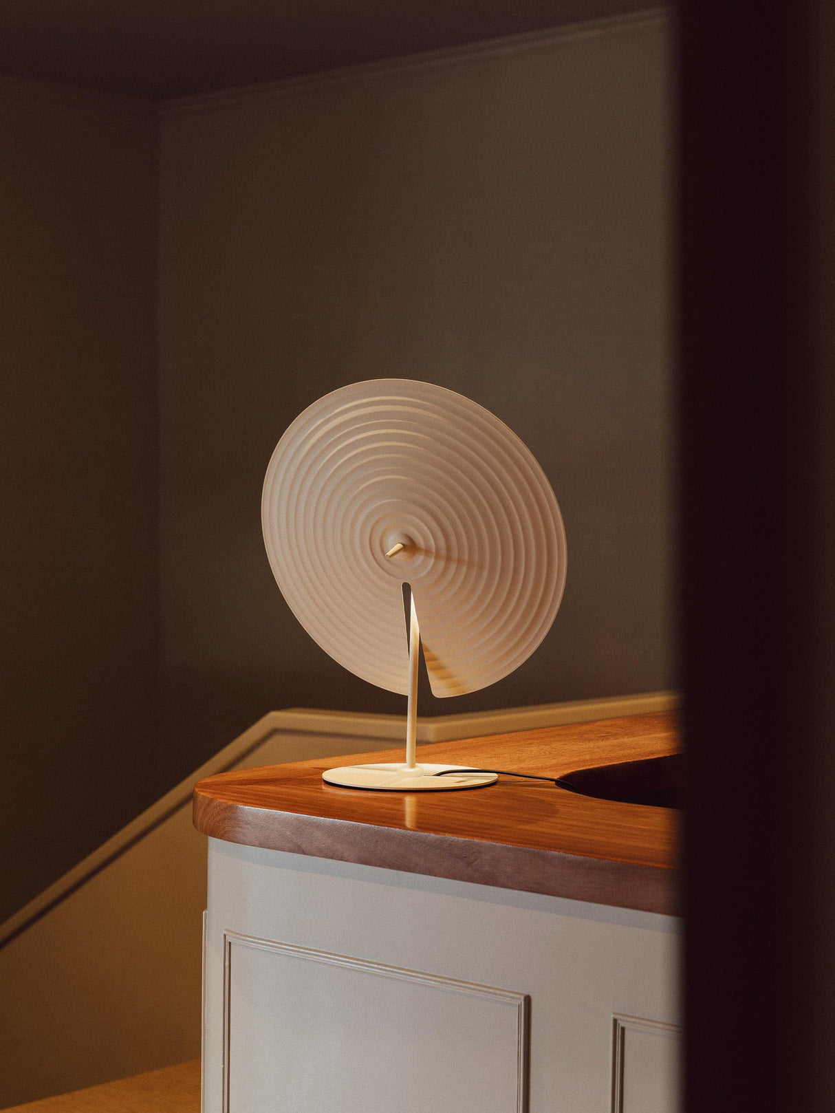 Modern Table Lamp Rotating Disc Shade Design - Product detail 12