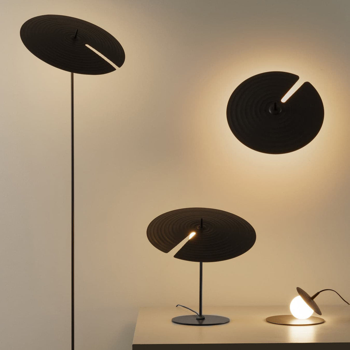 Modern Table Lamp Rotating Disc Shade Design - Product detail 5