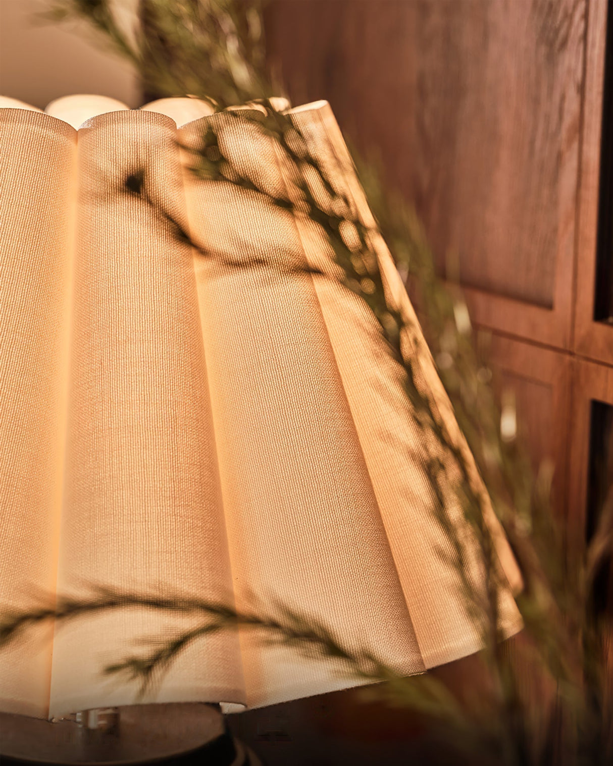 Classic Table Lamp Pleated Wood Base With Fabric Shade - Product detail 6