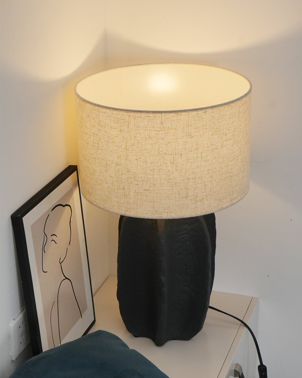 Modern Ceramic Table Lamp Ribbed Base Design - Product detail 17