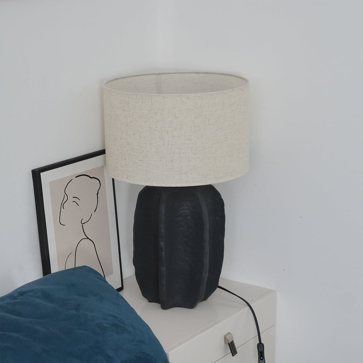 Modern Ceramic Table Lamp Ribbed Base Design - Product detail 14