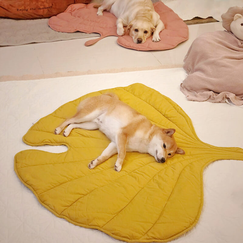 Leaf Shaped Pet Blanket Mat Quilted Cotton Polyester Blend - Product showcase