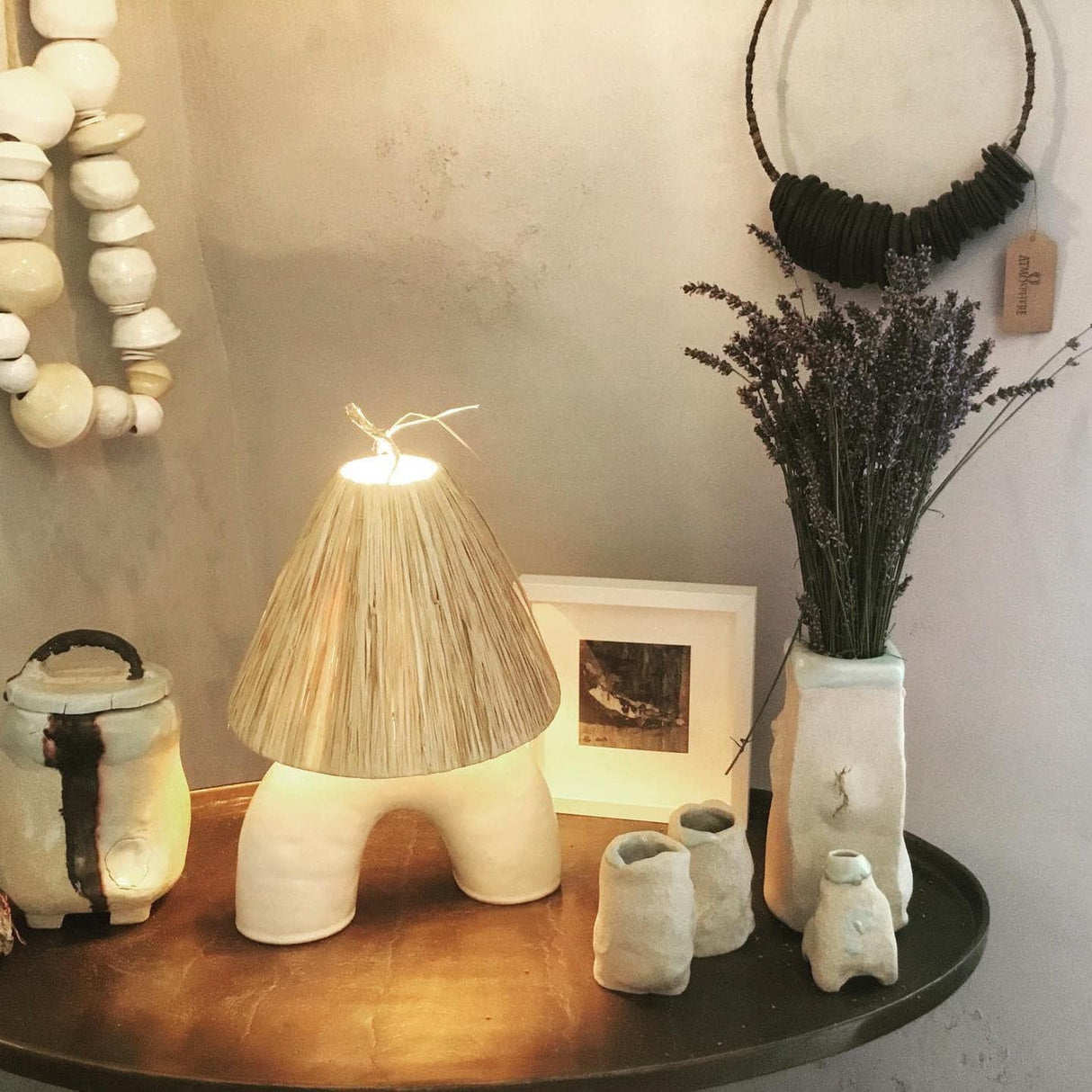 Modern Ceramic Table Lamp Curved Base with Raffia Shade - Product detail 4