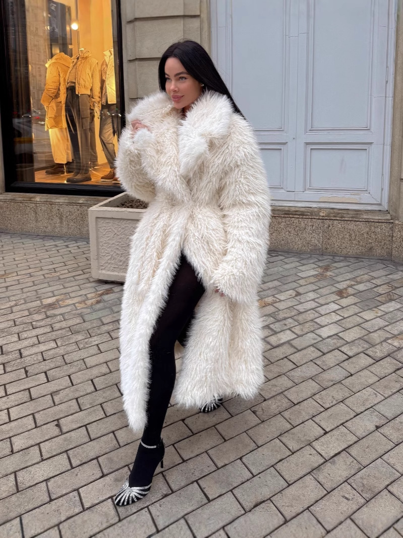Luxury Faux Fur Coat Plush Oversized Winter Design - Detailed view