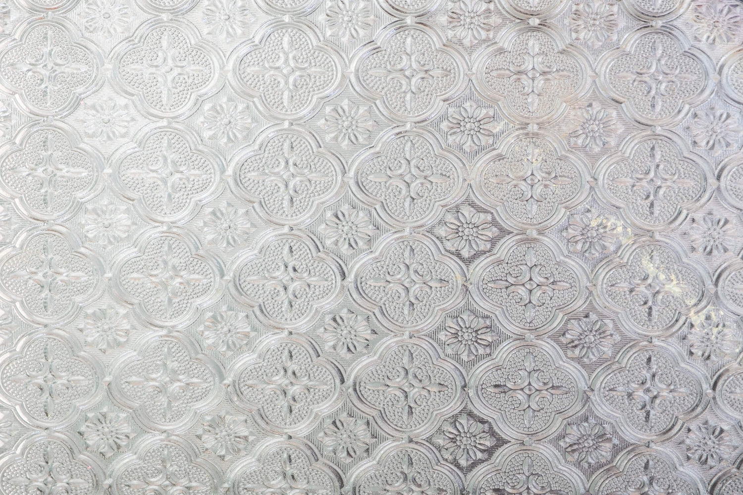 Art Deco Wallpaper design file showing detailed silver quatrefoil pattern