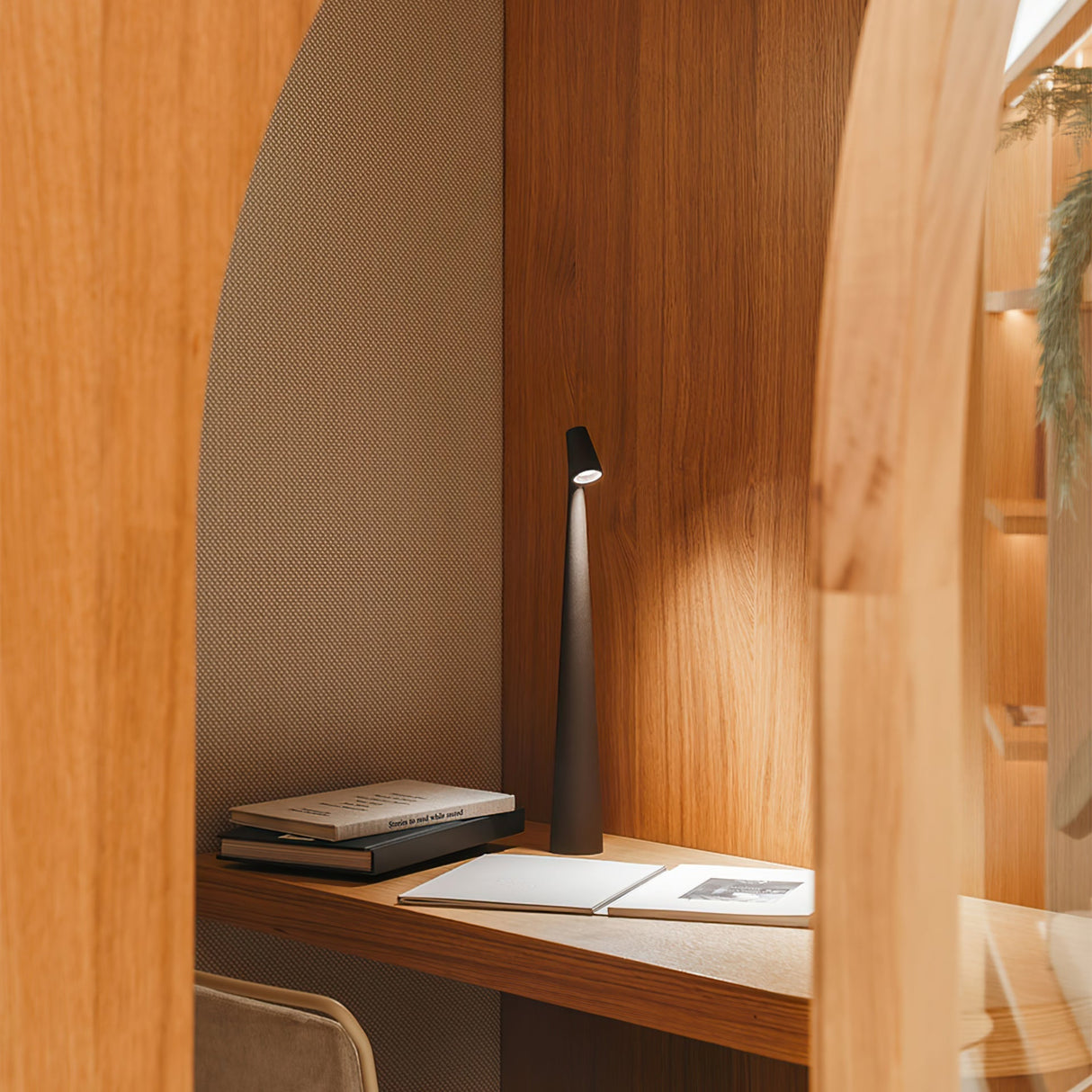 Modern LED Desk Lamp  Touch Control Rechargeable Design - Product detail 4