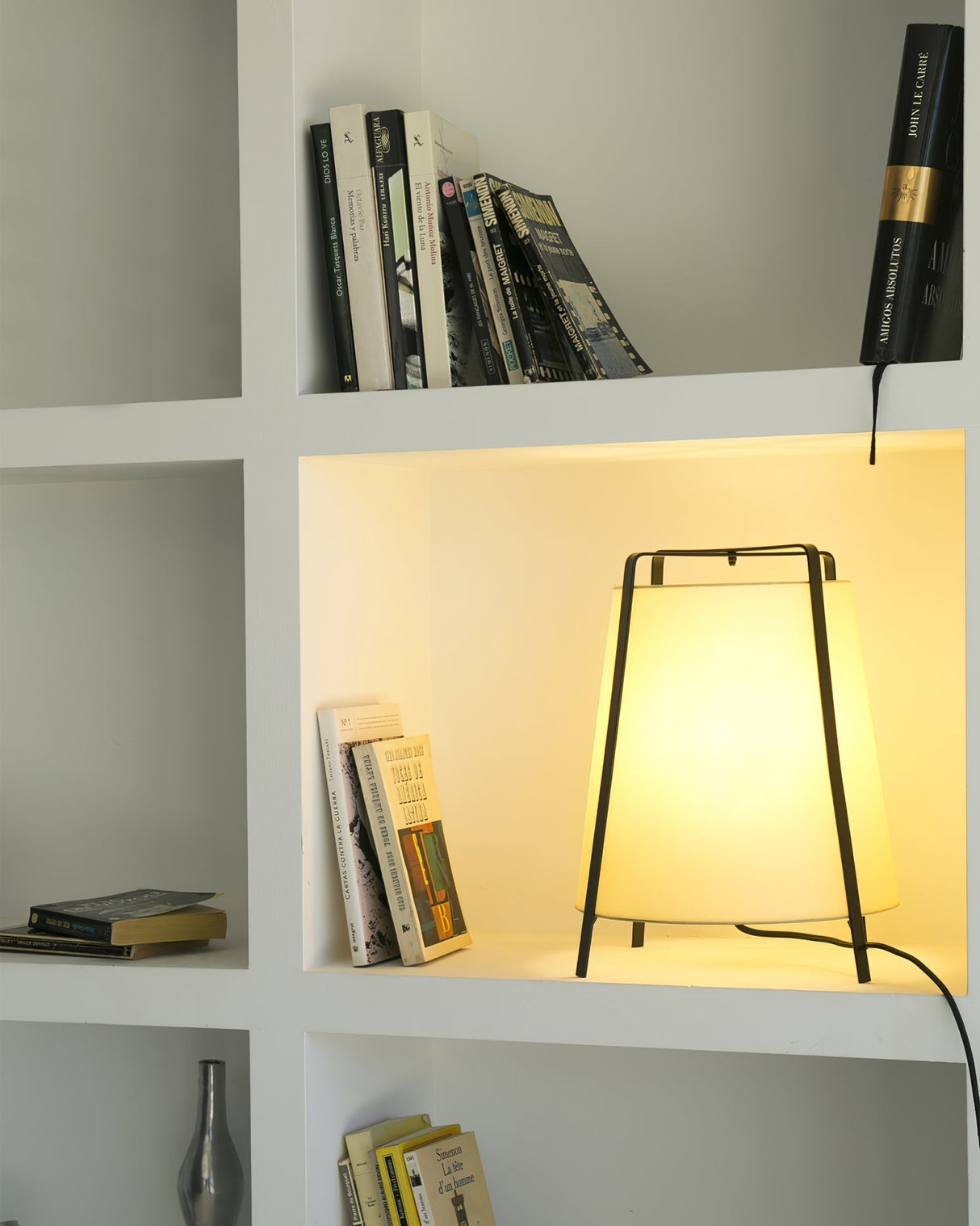 Modern Table Lamp  Minimalist Tripod Design - Product detail 4