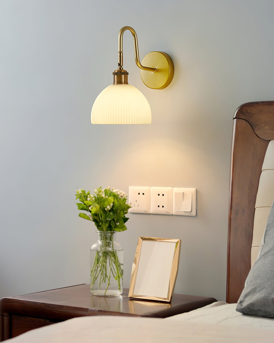 Modern Wall Sconce  Brass Finish With Glass Shade - Product detail 6