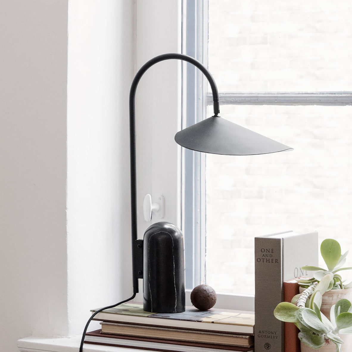 Modern Table Lamp  Black Marble Base with Curved Shade - Product detail 4