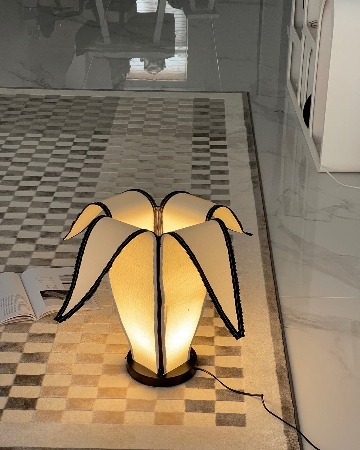 Artistic Table Lamp  Banana Leaf Design With Warm Glow - Product detail 17
