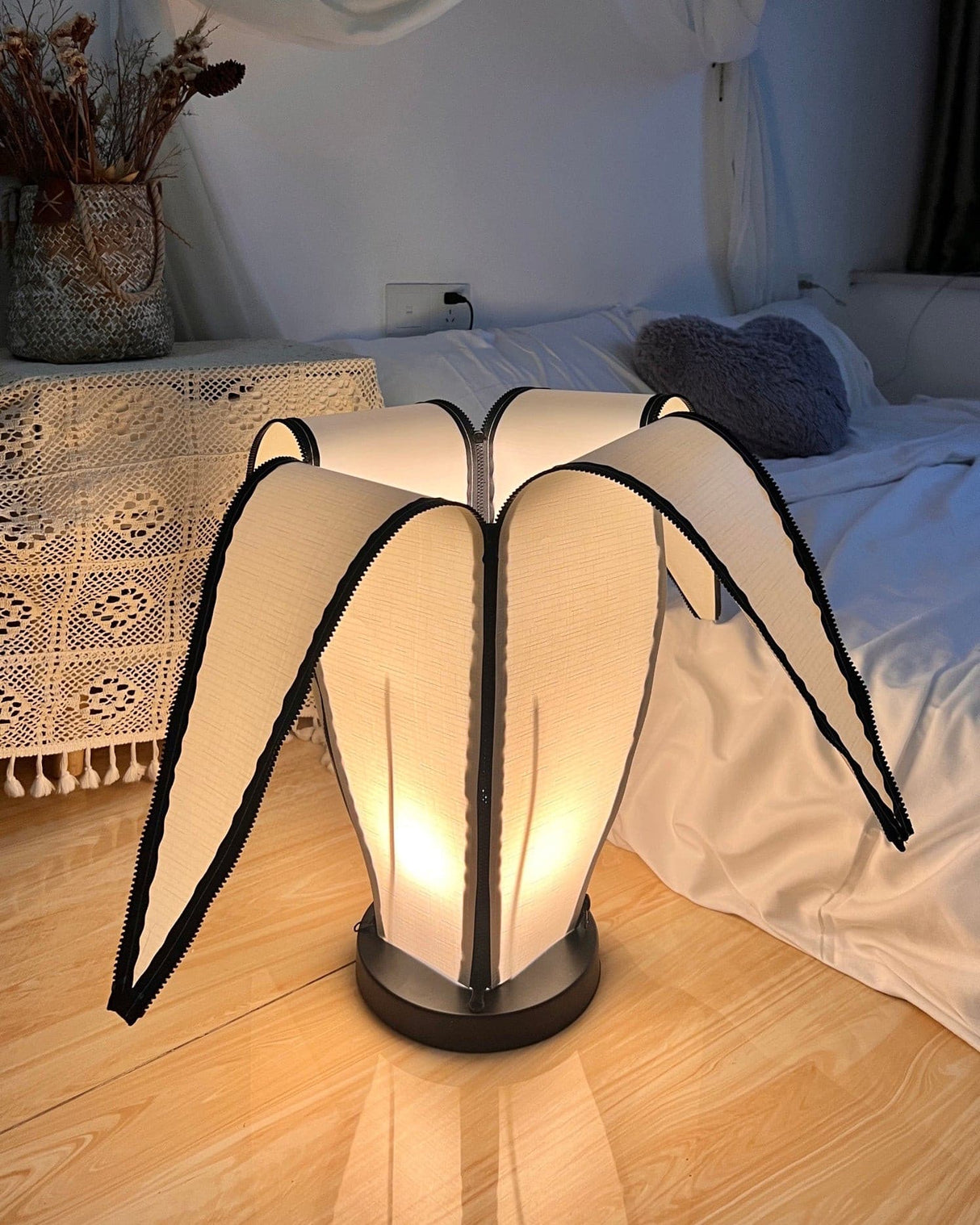 Artistic Table Lamp  Banana Leaf Design With Warm Glow - Product detail 28