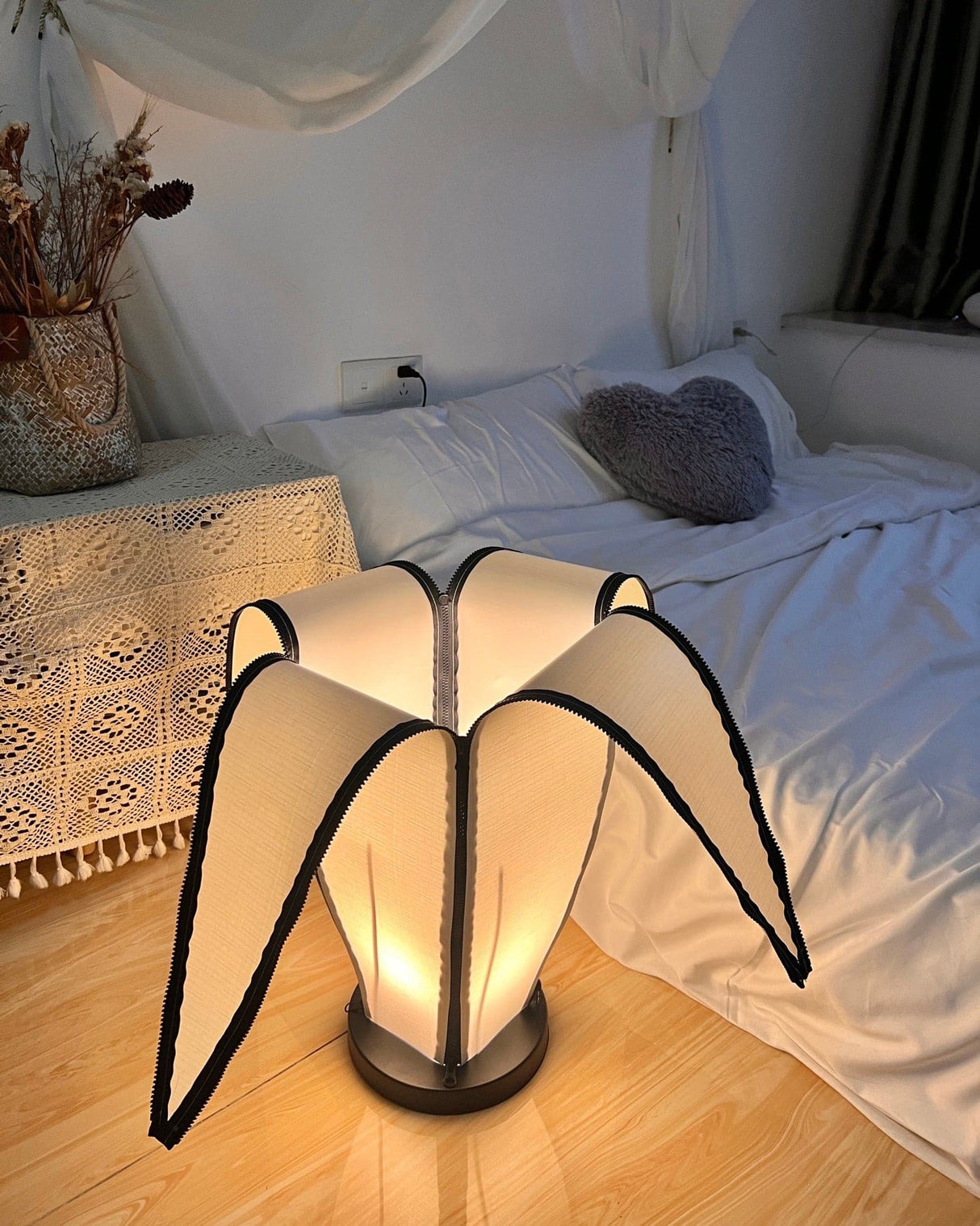 Artistic Table Lamp  Banana Leaf Design With Warm Glow - Product detail 40