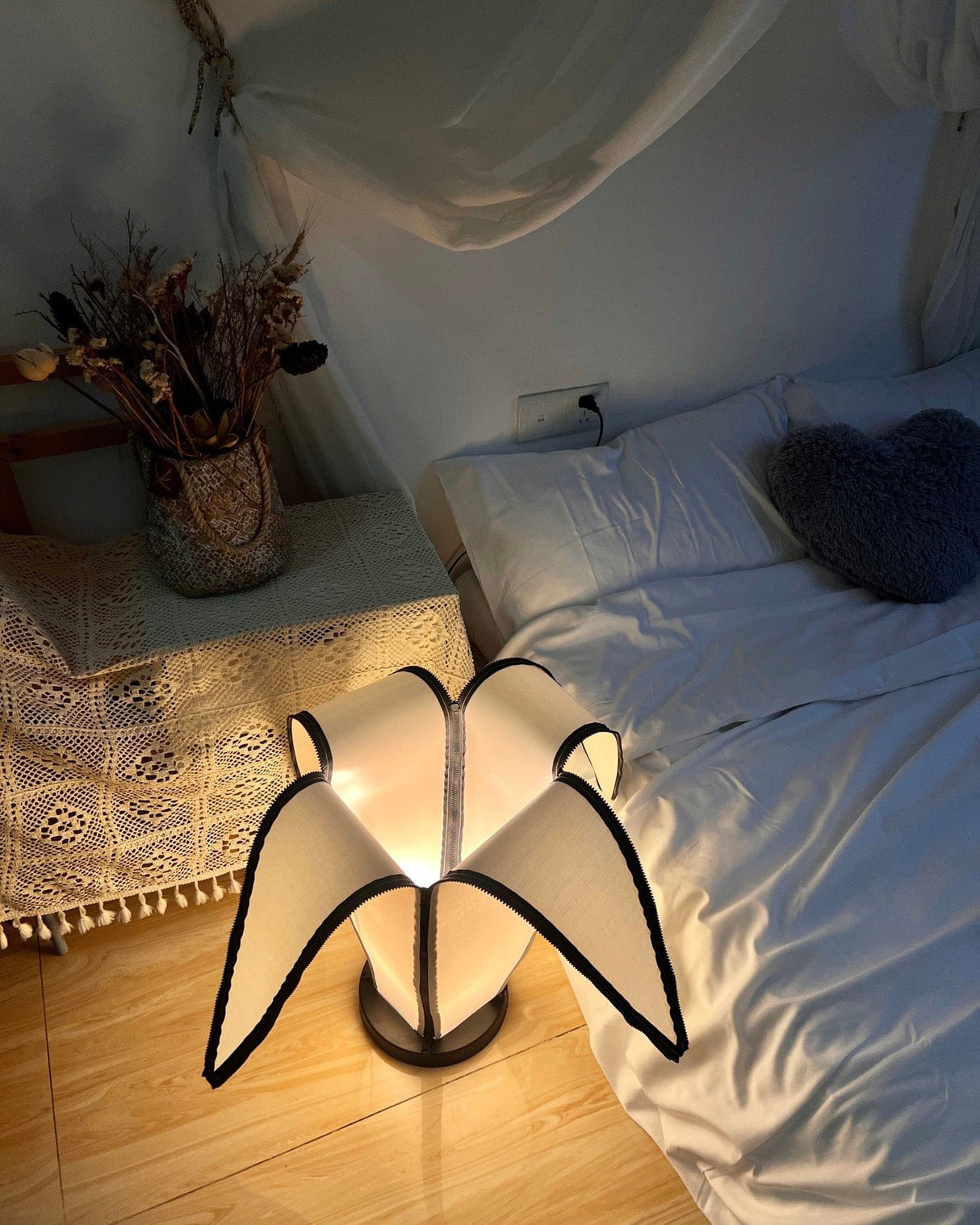 Artistic Table Lamp  Banana Leaf Design With Warm Glow - Product detail 50