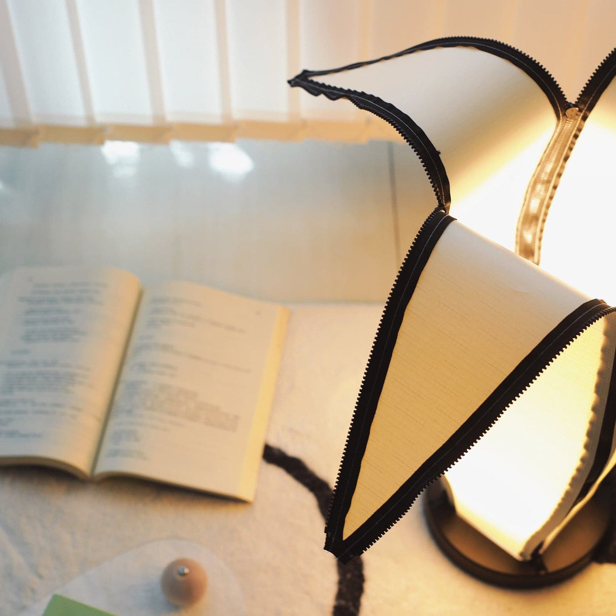 Artistic Table Lamp  Banana Leaf Design With Warm Glow - Product detail 9