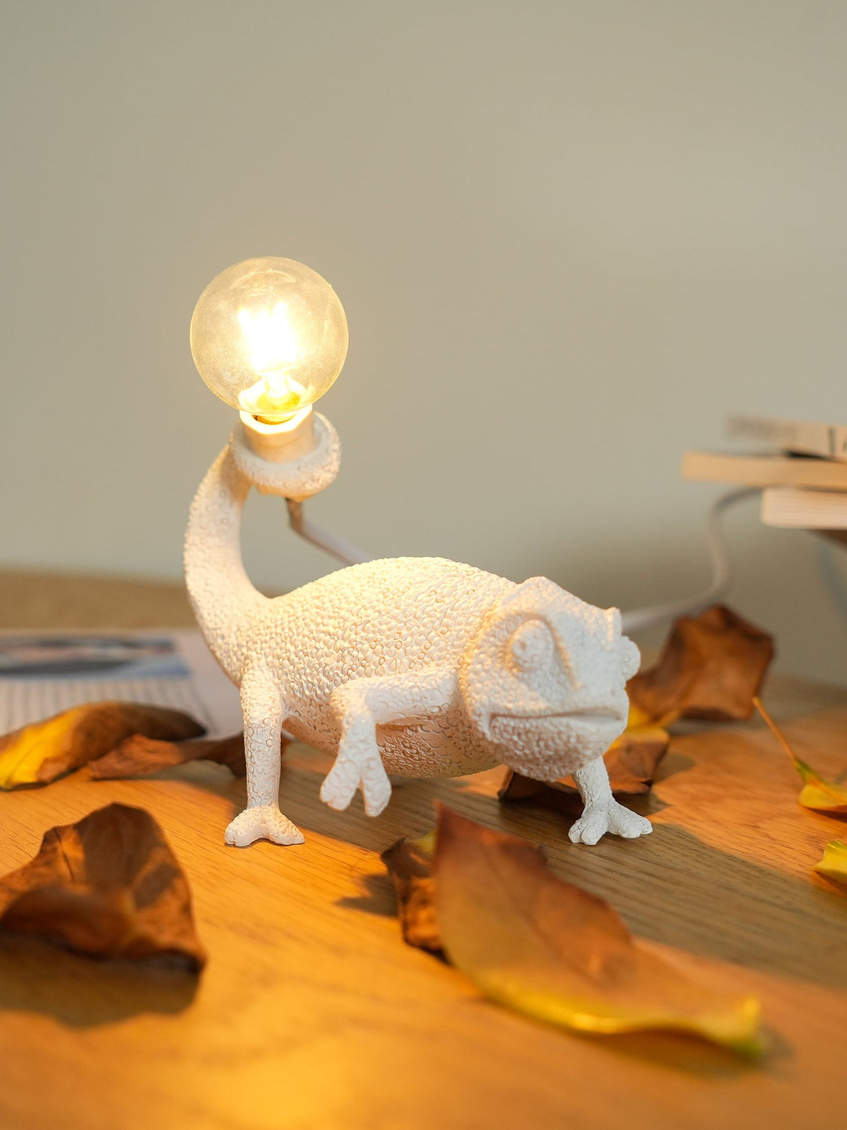 Chameleon Table Lamp  White Resin Animal Design - Product detail 18