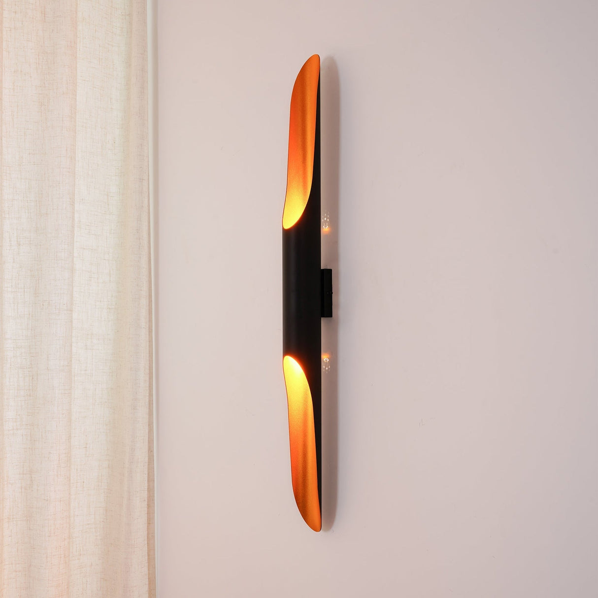 Minimalist LED Wall Sconce  Linear Black Aluminium Design - Detailed view