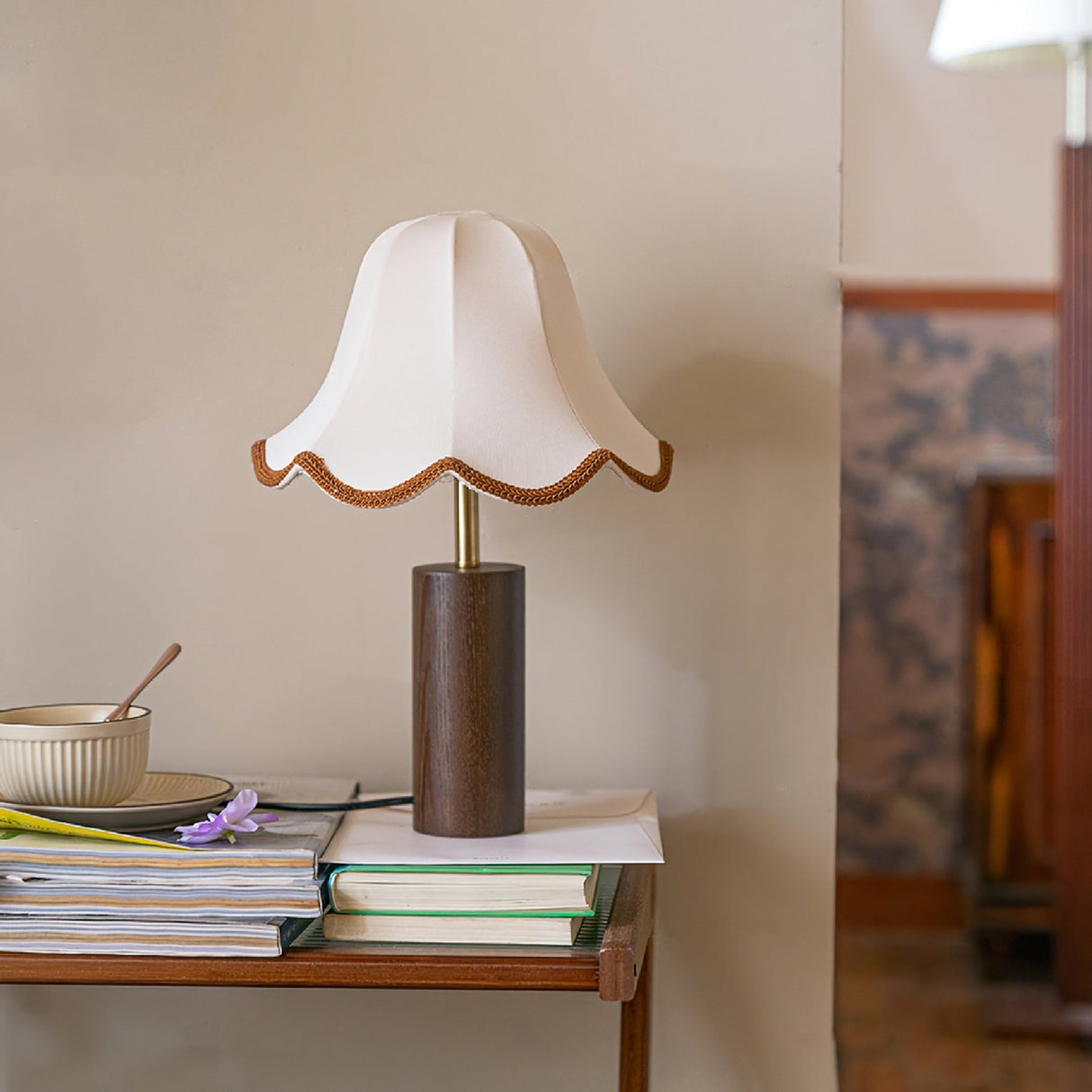 Vintage Table Lamp  Scalloped Shade With Wooden Base - Product detail 8