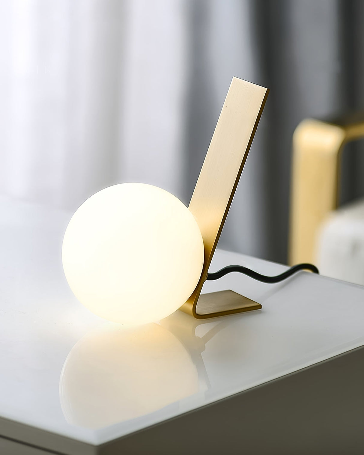 Modern Table Lamp  Brass Frame Glass Globe Design - Product detail 9