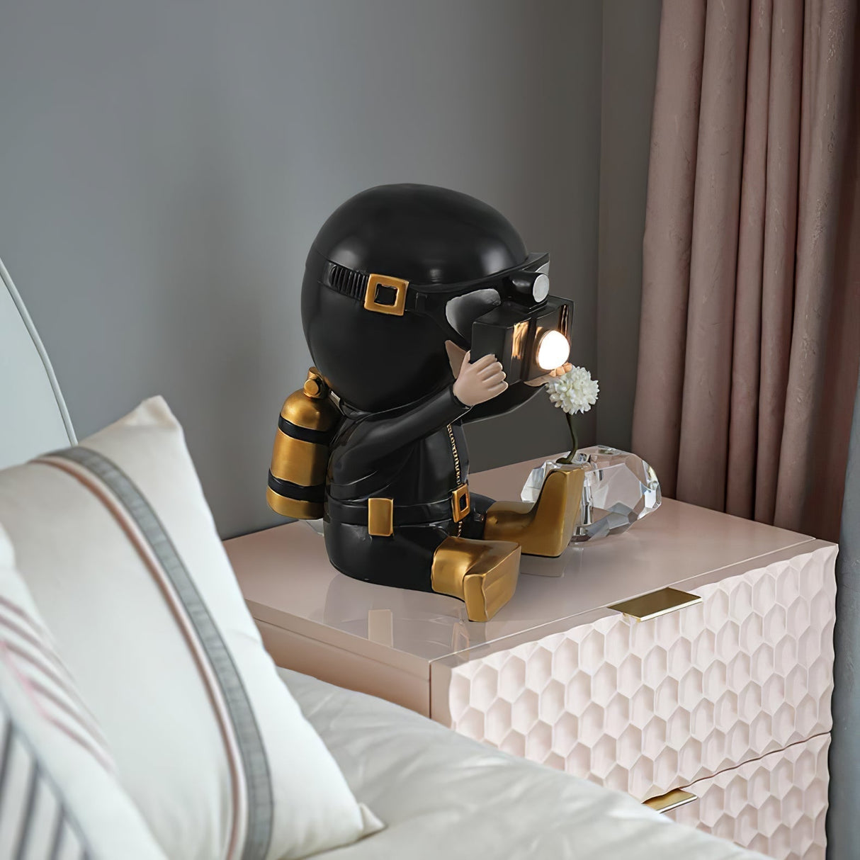 Contemporary Diver Table Lamp  Decorative Resin Figurine Light - Product detail 10