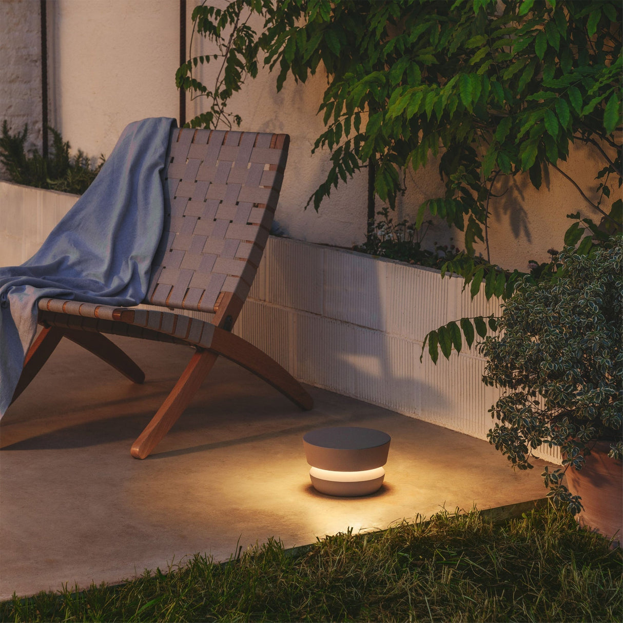 Modern Outdoor Table Lamp  LED Illuminated Garden Light - Product detail 4