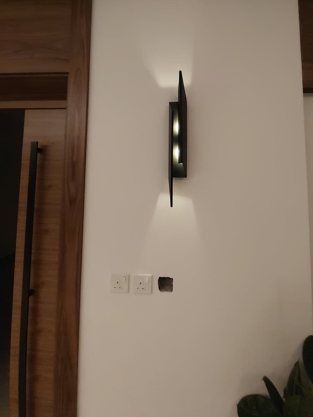 Modern LED Wall Light  Golden Angular Design - Product detail 11