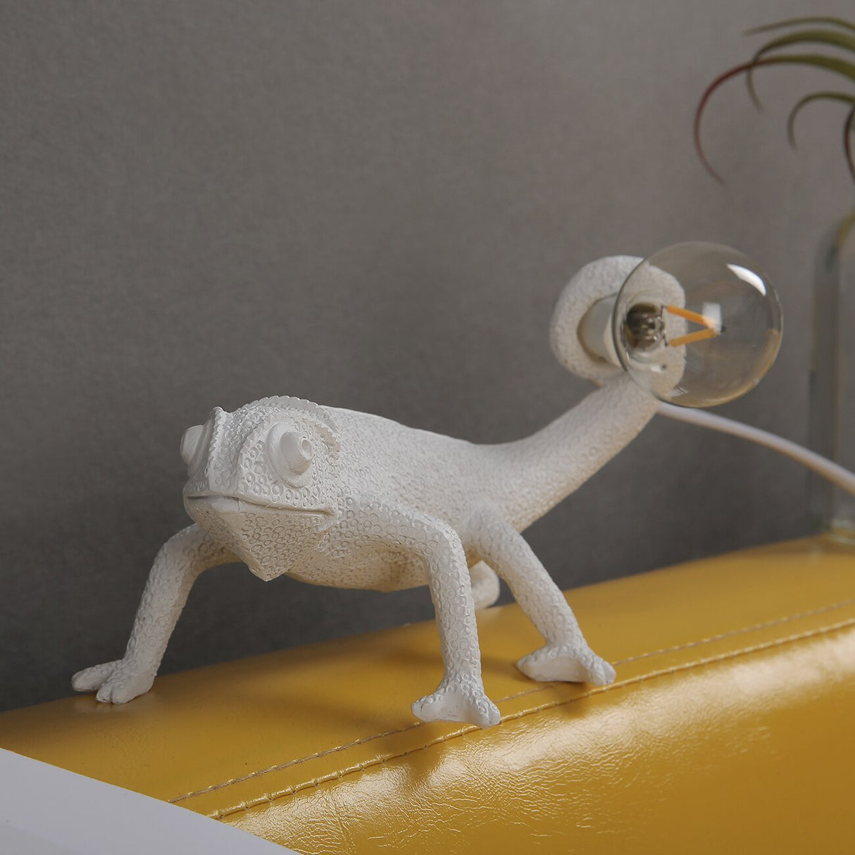 Modern Lizard Table Lamp  White Resin Design - Product detail 6