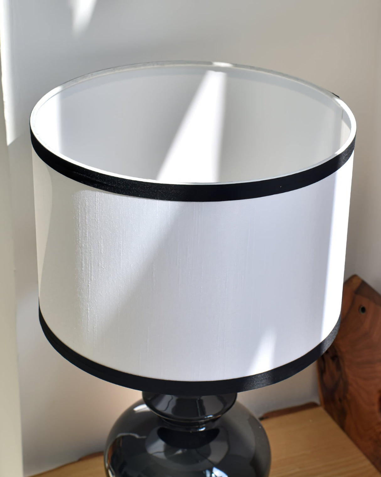 Ceramic Table Lamp  Black Base White Shade Design - Product detail 11