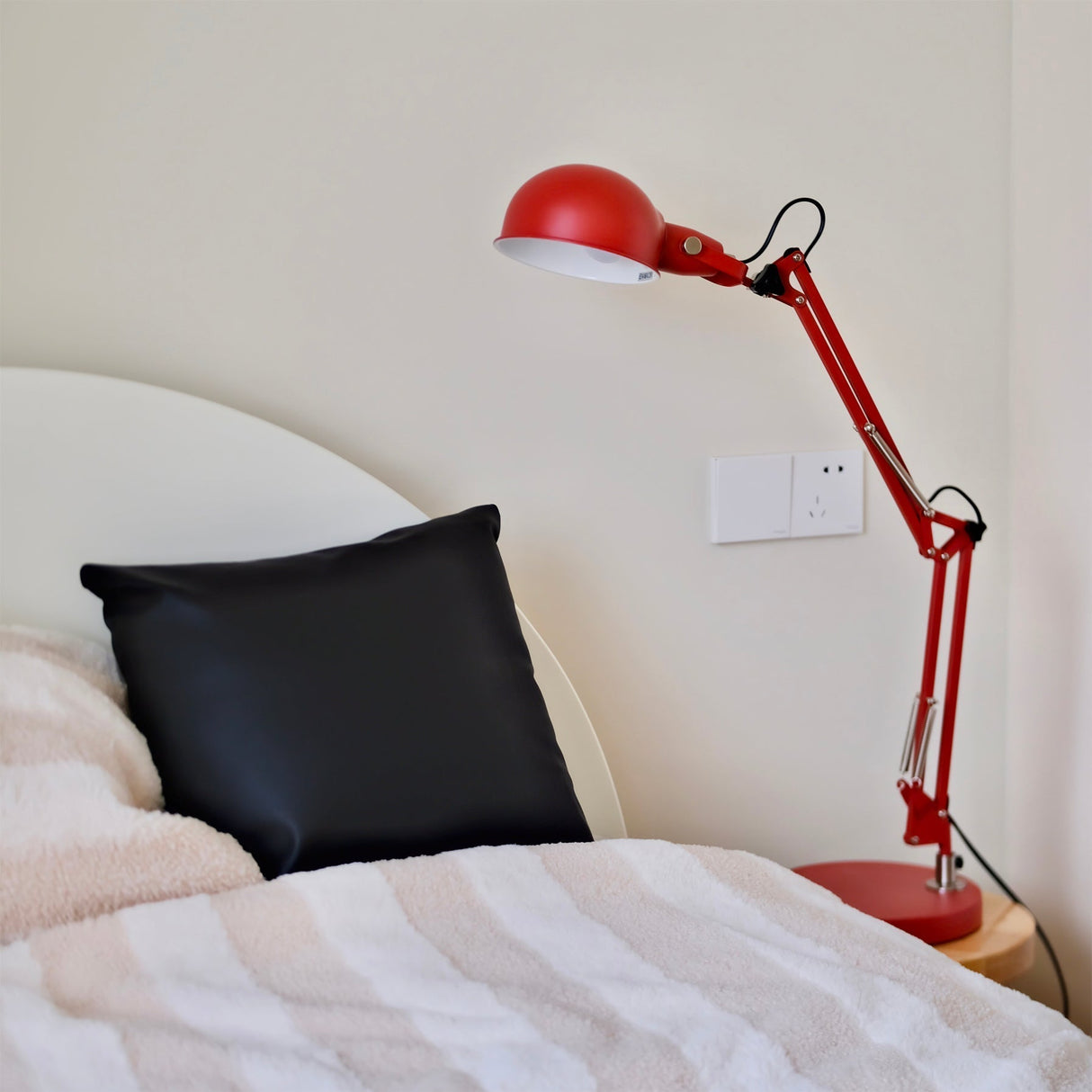 Adjustable Task Lamp  Red Metal Swing Arm Design - Product detail 6