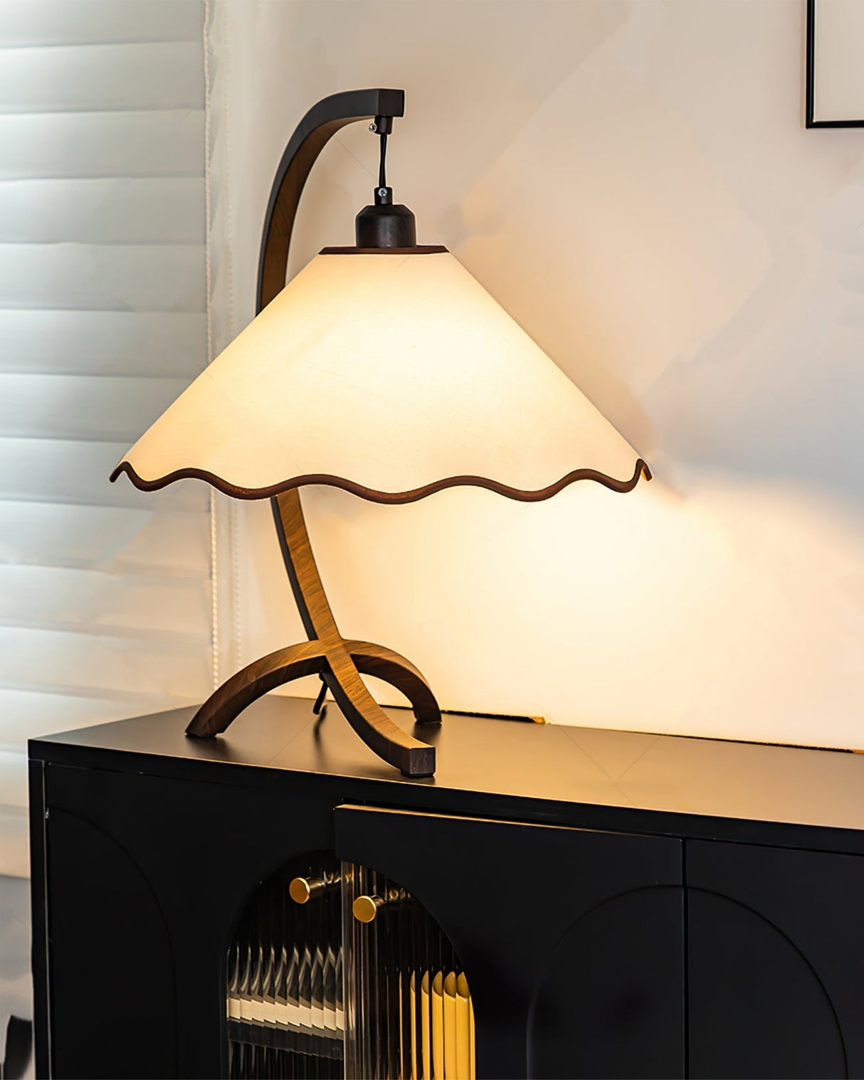 Retro Table Lamp  Curved Frame With Scalloped Shade - Product detail 4