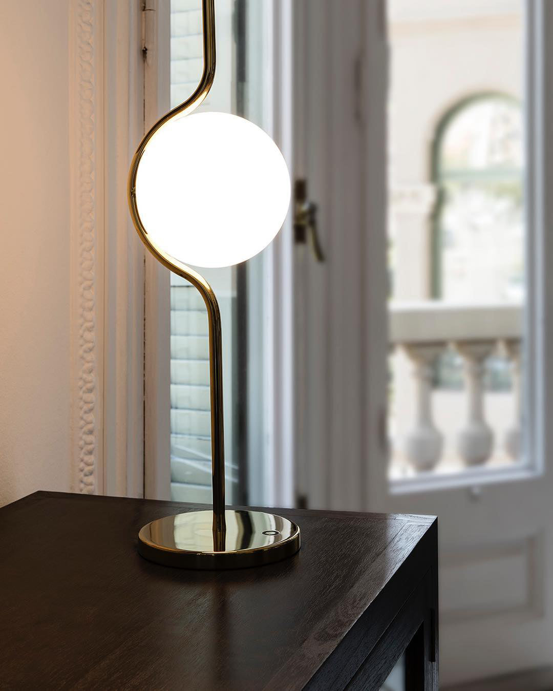 Modern Table Lamp  Curved Gold Frame With Glass Globe - Product detail 10