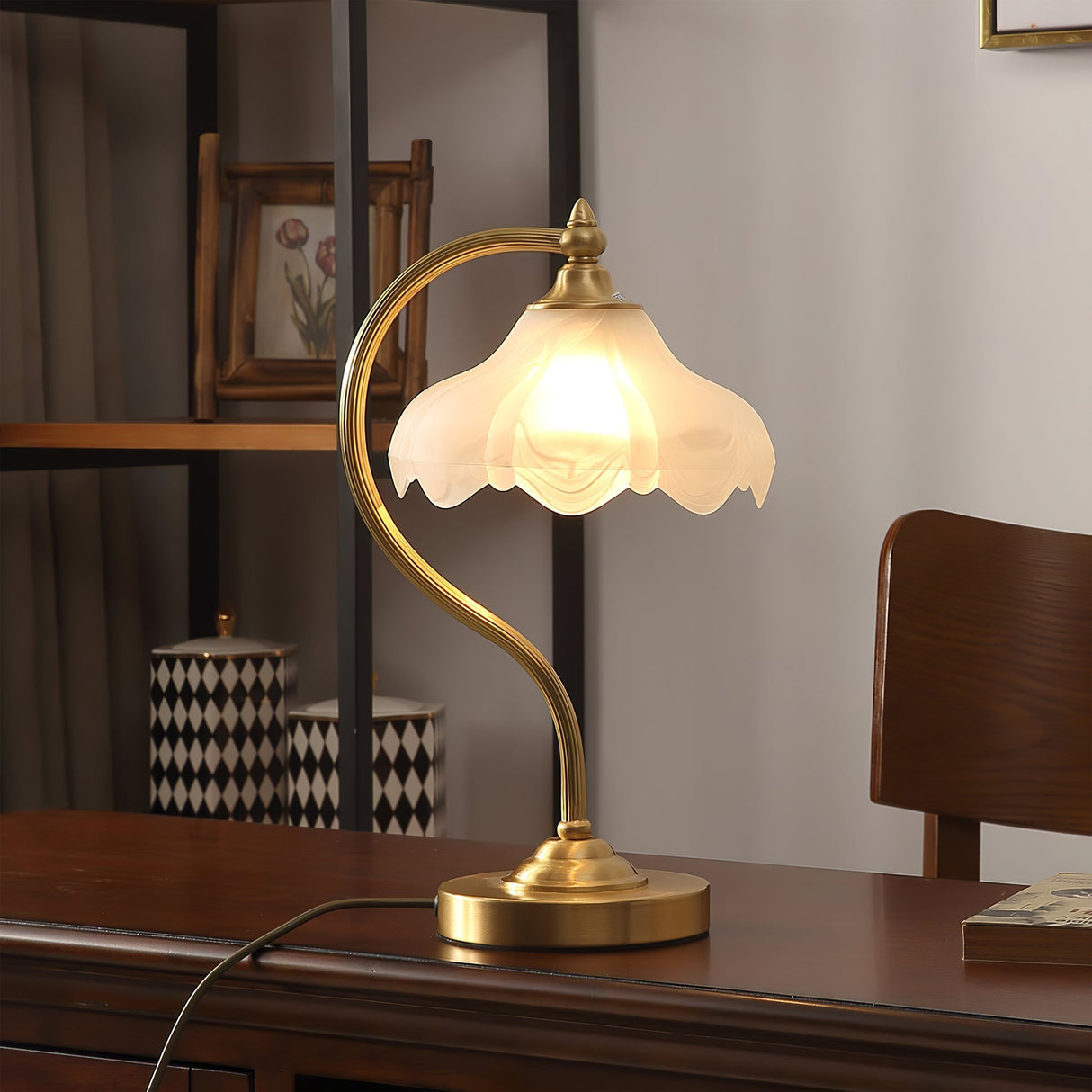 Vintage Table Lamp  Magnolia Glass Shade with Brass Stand - Product detail 6