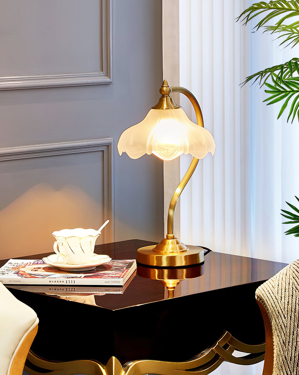 Vintage Table Lamp  Magnolia Glass Shade with Brass Stand - Product detail 16