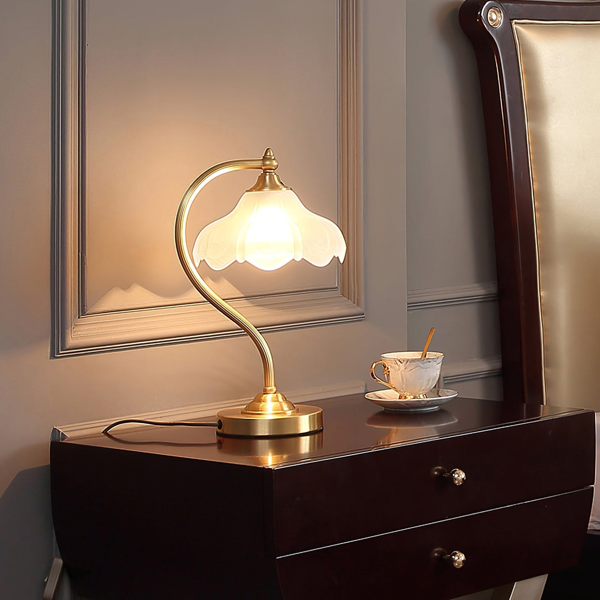 Vintage Table Lamp  Magnolia Glass Shade with Brass Stand - Product detail 14