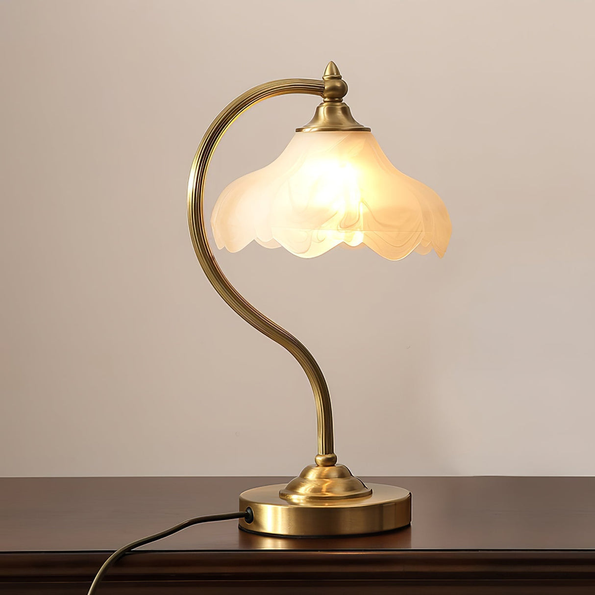 Vintage Table Lamp  Magnolia Glass Shade with Brass Stand - Product detail 10