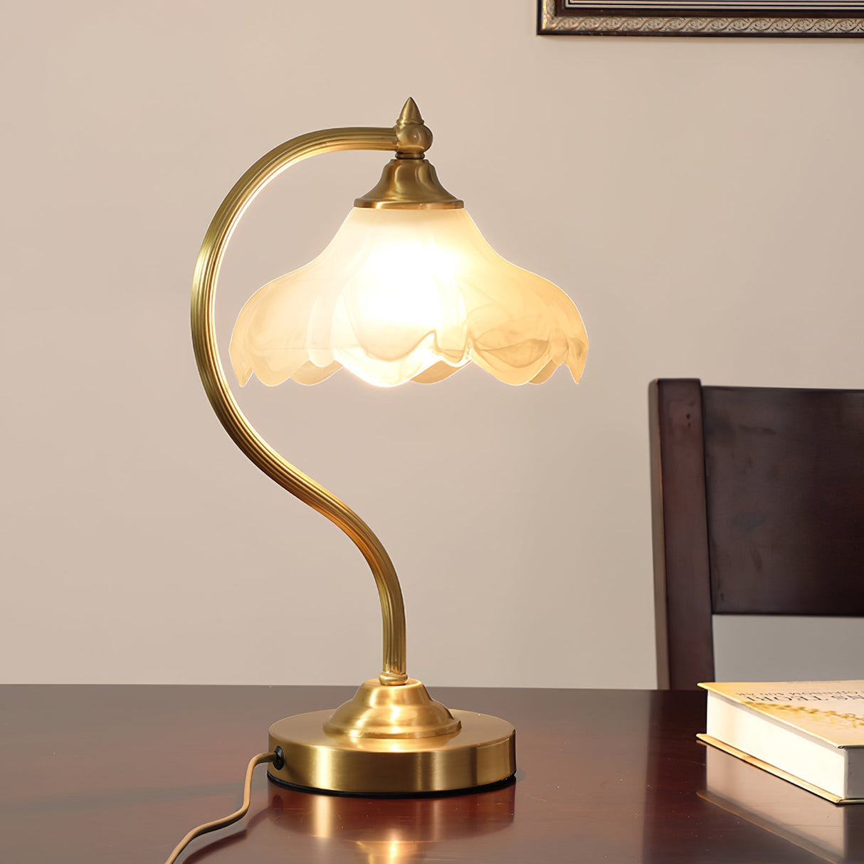 Vintage Table Lamp  Magnolia Glass Shade with Brass Stand - Product detail 5