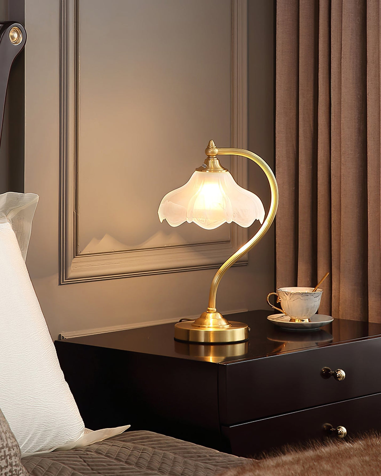 Vintage Table Lamp  Magnolia Glass Shade with Brass Stand - Product detail 19