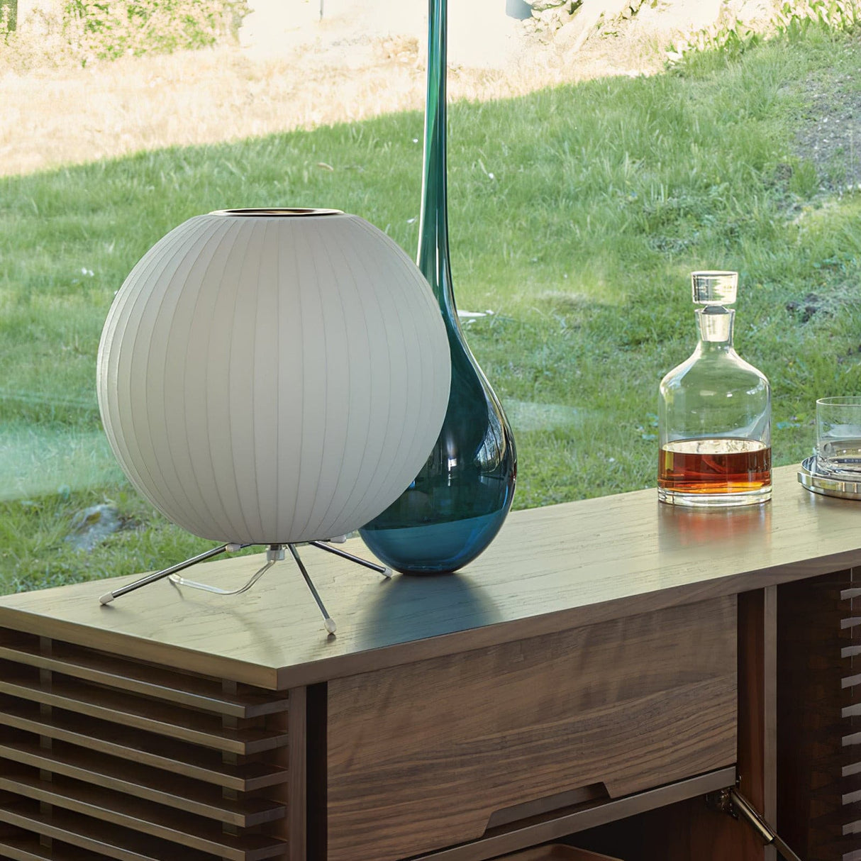 Modern Table Lamp  White Sculptural Tripod Design - Product detail 14