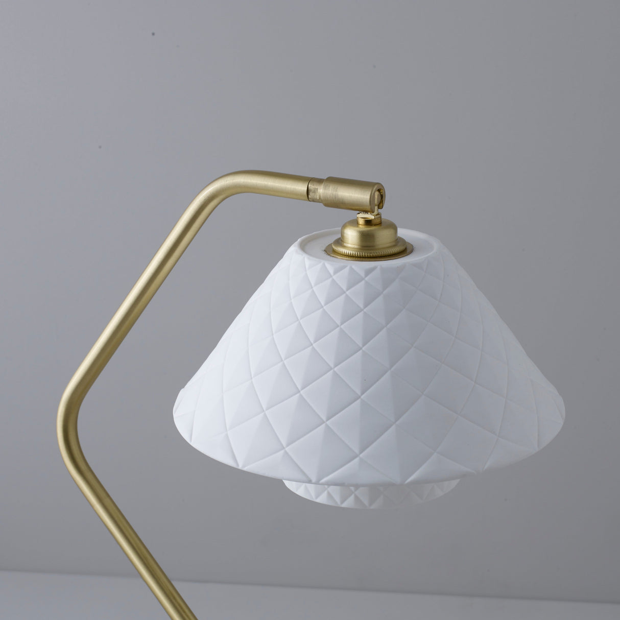 Modern Table Lamp  Brass Frame with Quilted China Shade - Product detail 4